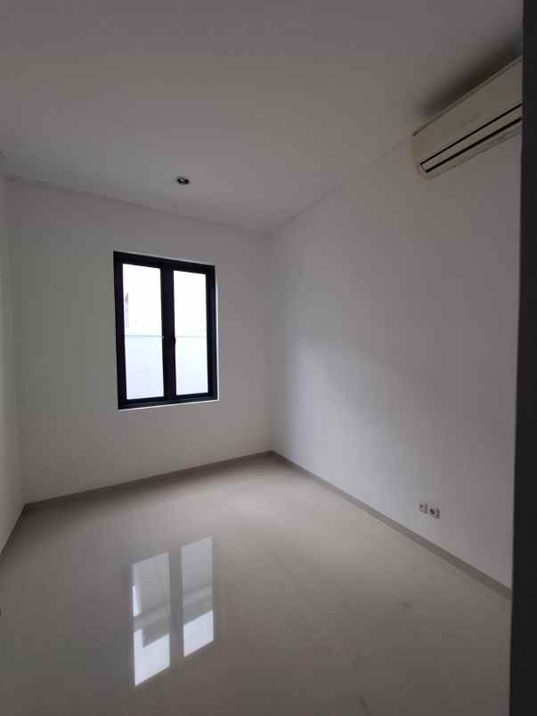 dijual rumah pakuwon city imperial beach