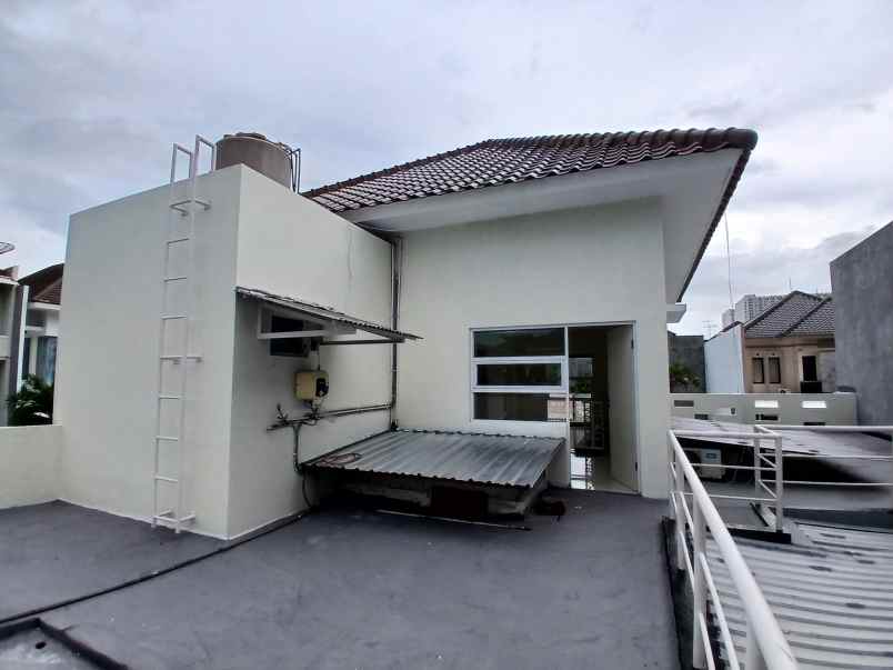 dijual rumah pakuwon city surabaya