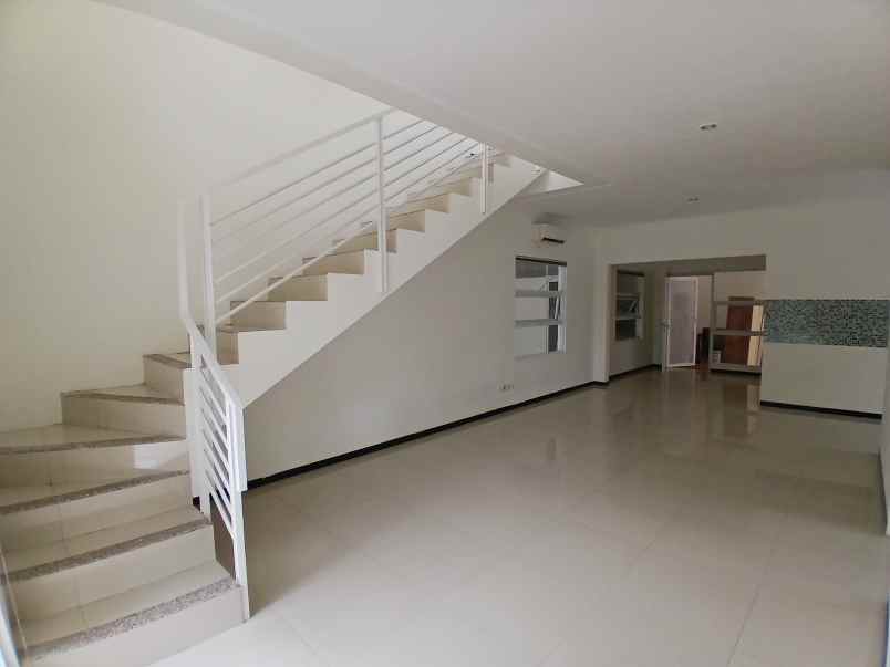 dijual rumah pakuwon city surabaya