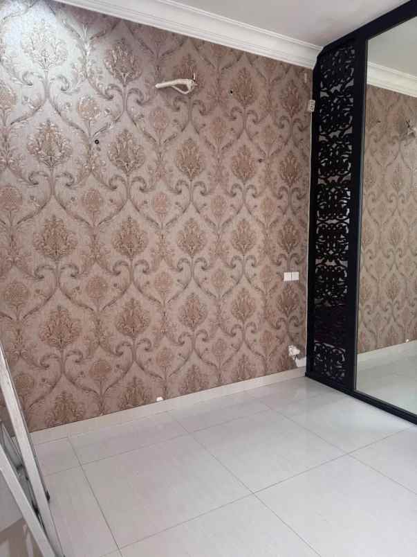 dijual rumah pakuwon indah lakarsantri