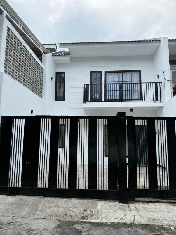 dijual rumah perumahan green mansion