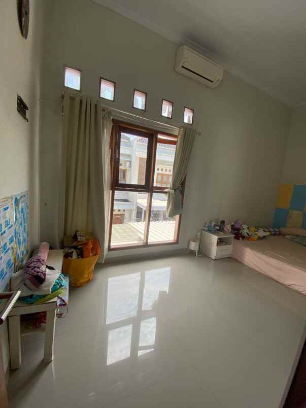 dijual rumah ratu jaya