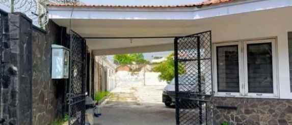 dijual rumah raya darmo