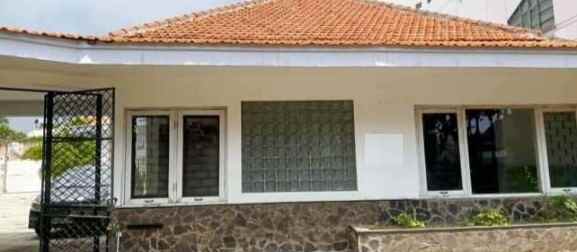 dijual rumah raya darmo