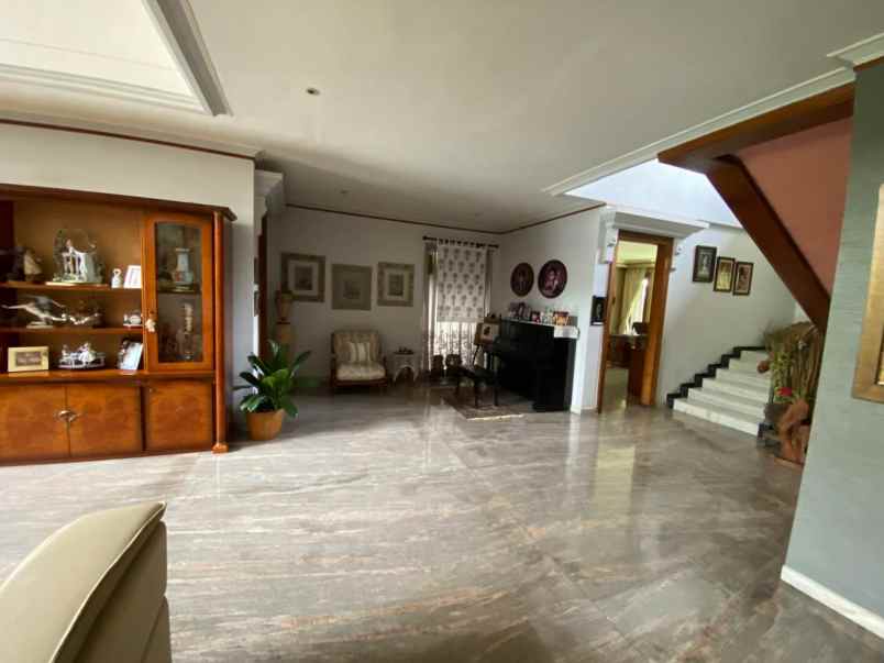 dijual rumah raya dharmahusada
