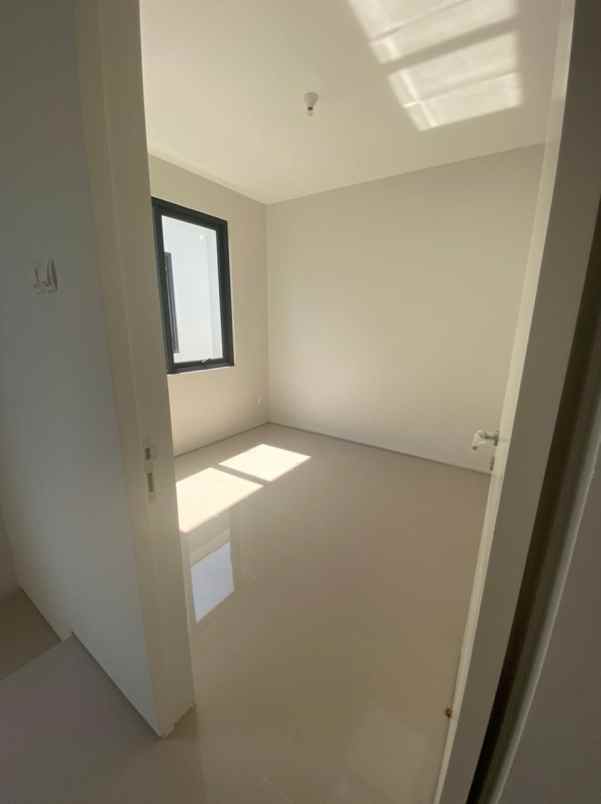 dijual rumah royal residence