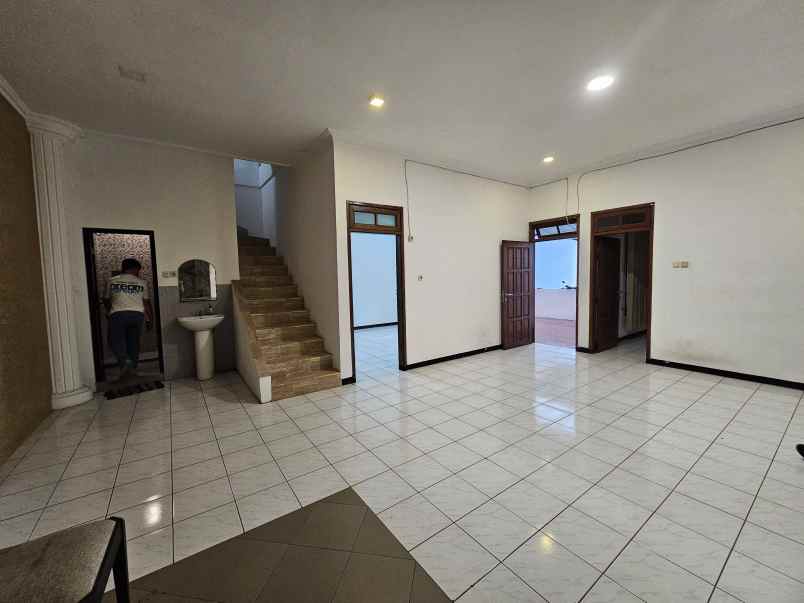 dijual rumah simpang darmo permai