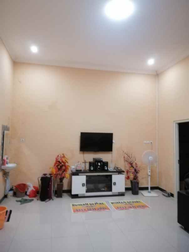 dijual rumah strategis