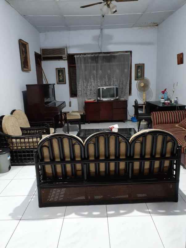 dijual rumah strategis di tanjung barat