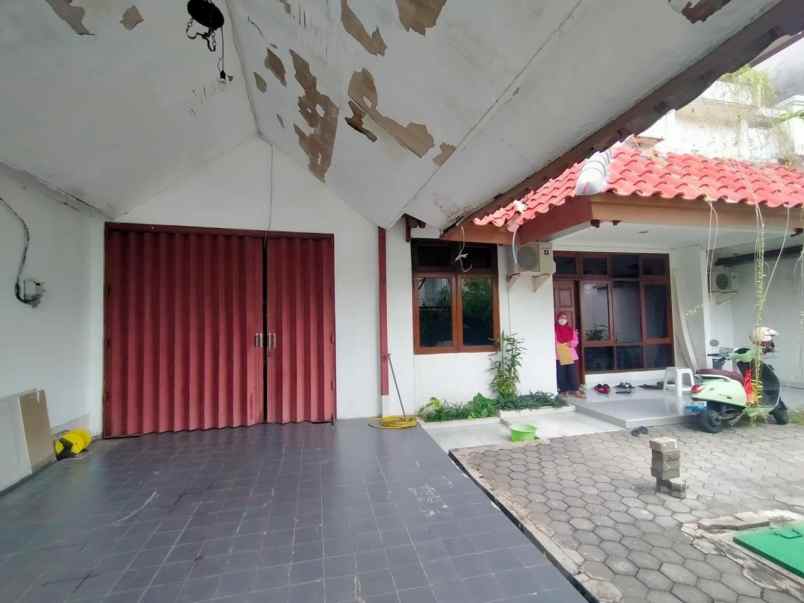dijual rumah sutorejo prima