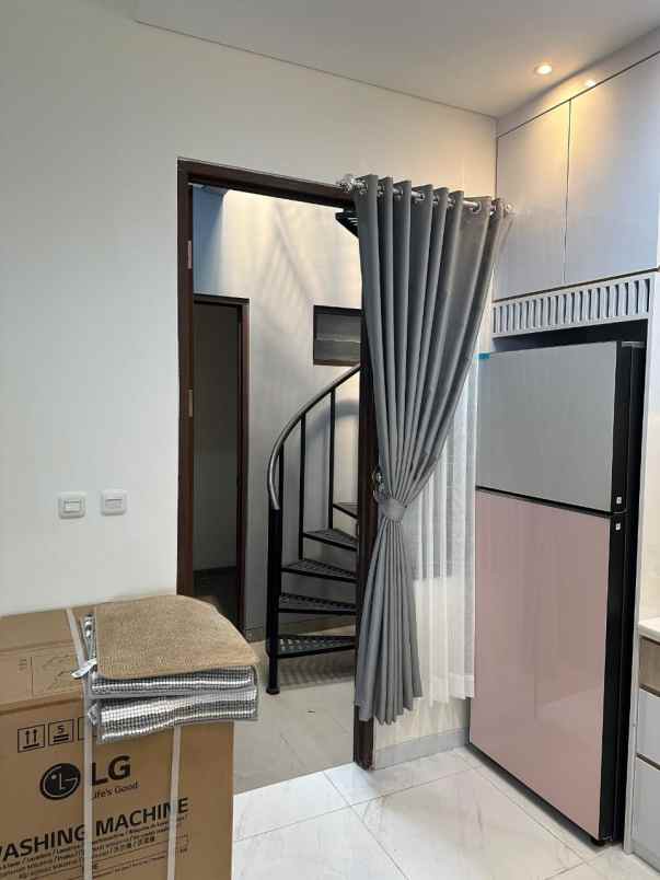 dijual rumah suvarna sutera tangerang