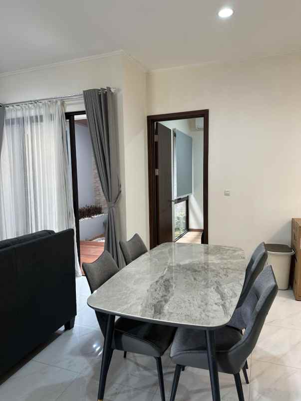 dijual rumah suvarna sutera tangerang