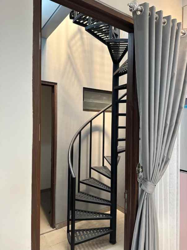 dijual rumah suvarna sutera tangerang