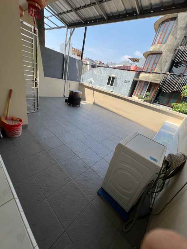 dijual rumah taman surya jakarta barat