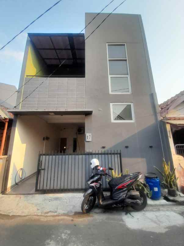 dijual rumah ujung menteng