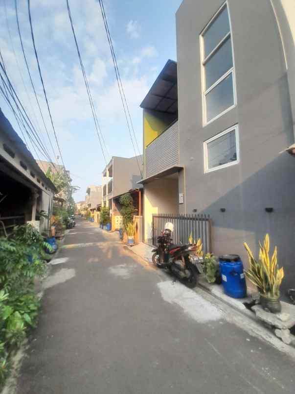 dijual rumah ujung menteng