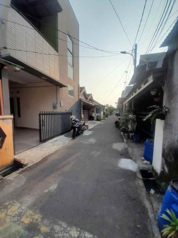 dijual rumah ujung menteng