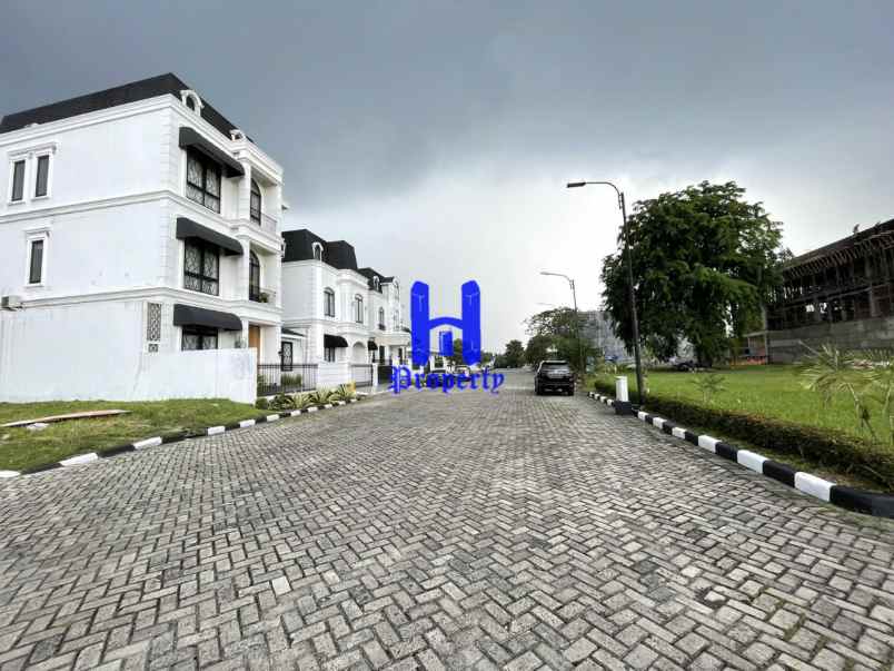 dijual tanah komplek polonia garden