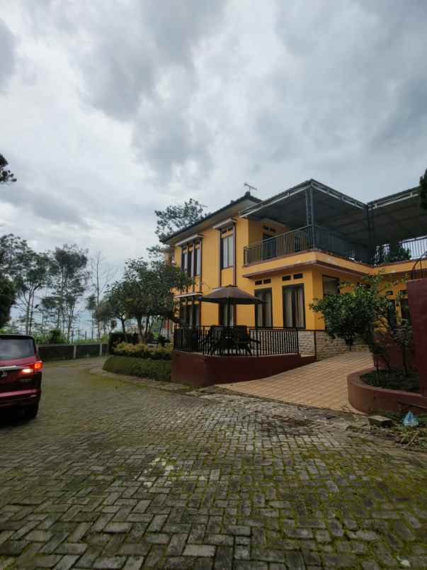 dijual villa jalan abdul gani atas