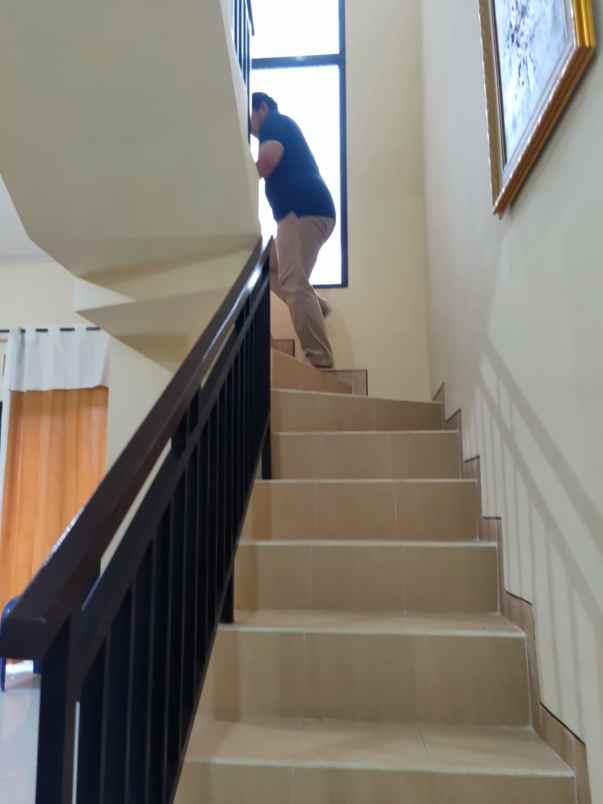 dijual villa jalan abdul gani atas