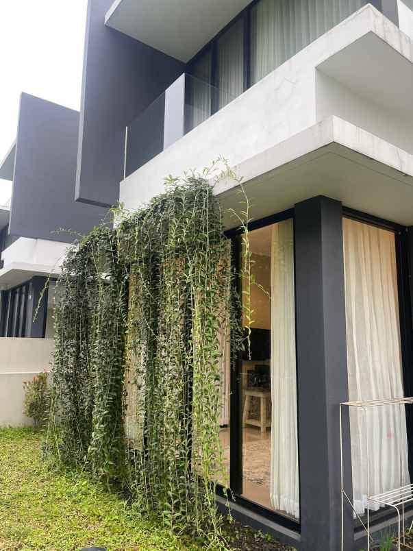 dijual villa jalan taman dayu