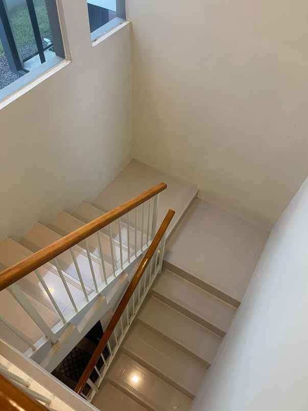 dijual villa jalan taman dayu