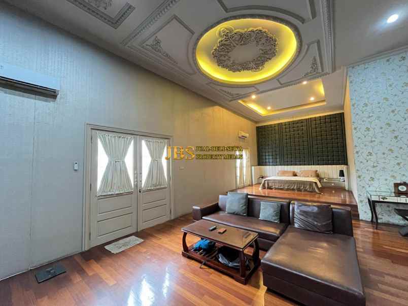 dijual villa komplek cemara asri