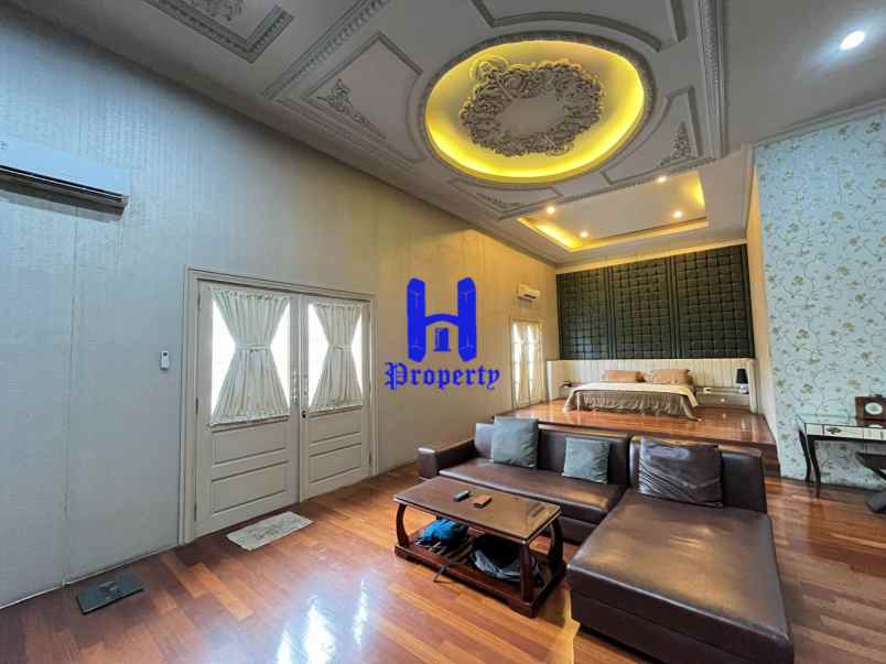 dijual villa komplek cemara asri