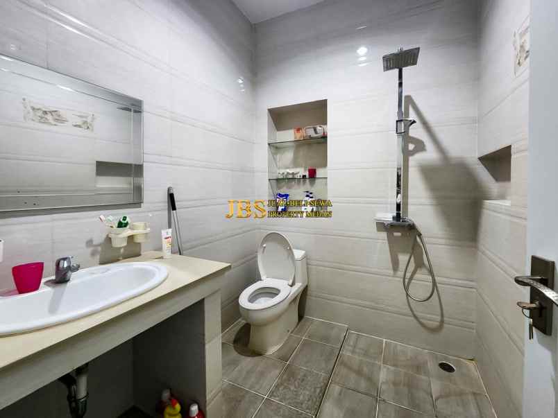 dijual villa komplek cemara asri jalan