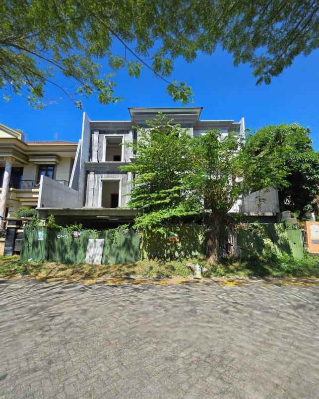 dijual villa rumah villa royal pakuwon city