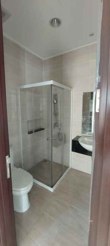 disewakan rumah golf island pik