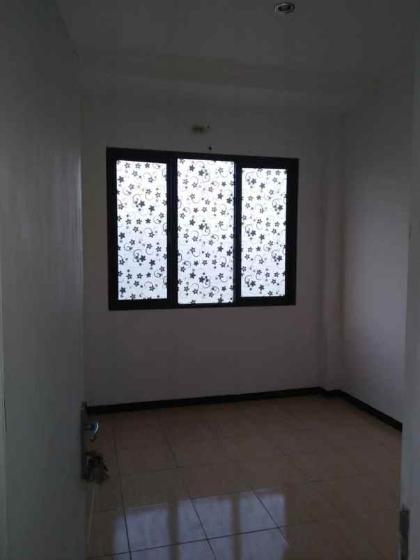 disewakan rumah kayu putih