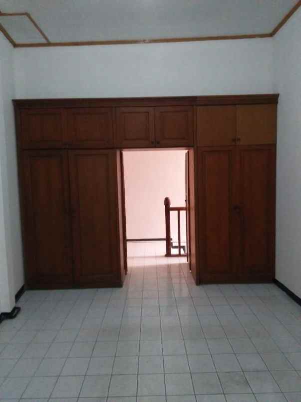disewakan rumah kayu putih