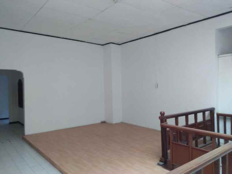 disewakan rumah kayu putih