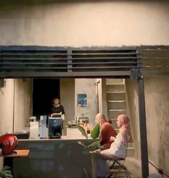 ruko 2 lantai tengah kota malang setting kafe