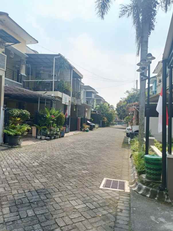 rumah 2 lantai dalam perumahan di jalan palagan km 8