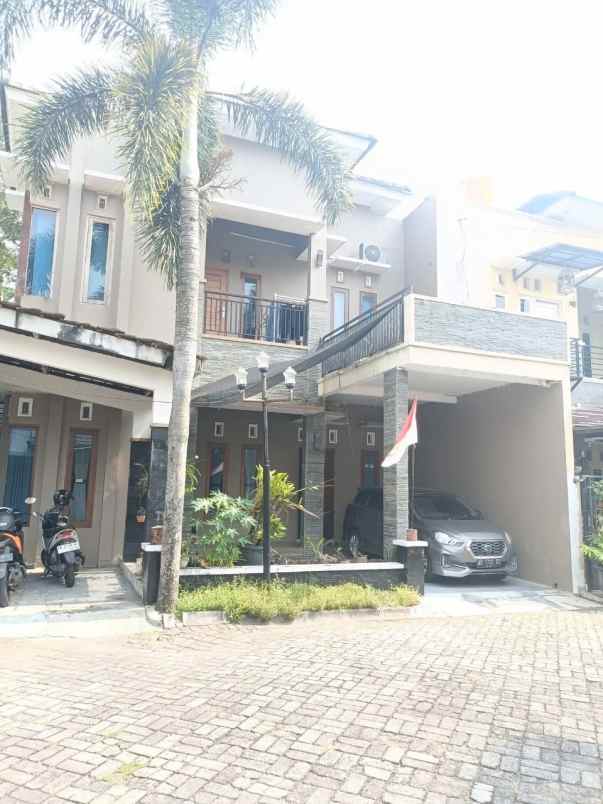 rumah 2 lantai dalam perumahan di jalan palagan km 8