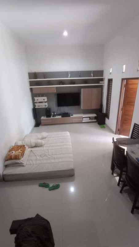 rumah 2 lantai dalam perumahan di jalan palagan km 8