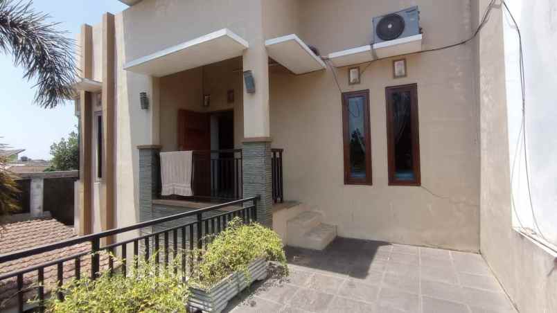 rumah 2 lantai dalam perumahan di jalan palagan km 8