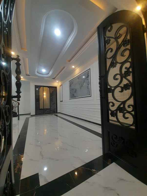 rumah 3 lantai dalam komplek at mampang depok