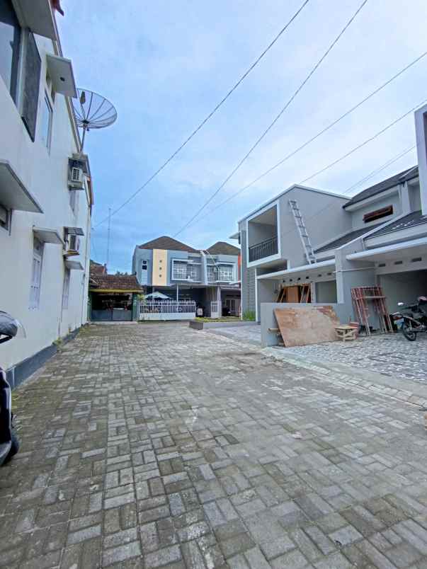 rumah baru 2 lantai dekat jl damai kaliurang km 8