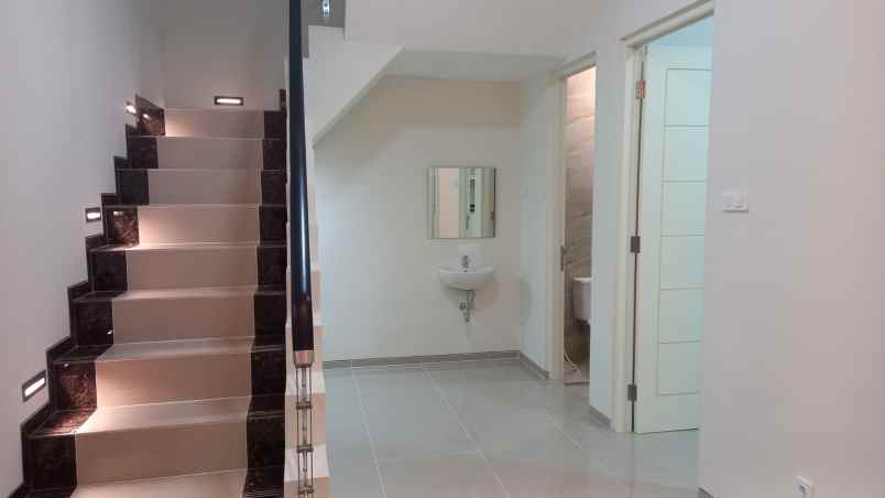 rumah baru 2 lantai lokasi depan pakuwon city