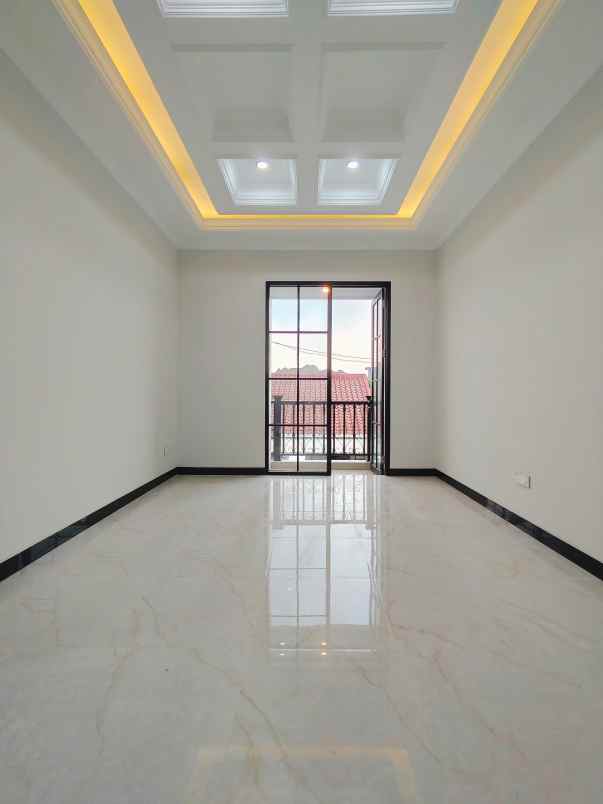 rumah baru modern klasik di ciracas jaktim