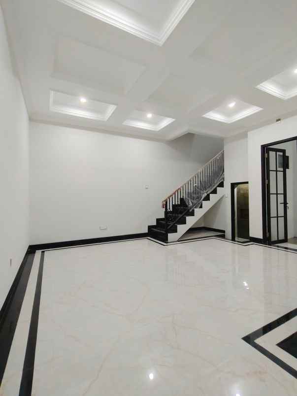 rumah baru modern klasik di ciracas jaktim