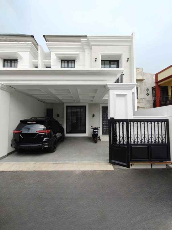 rumah baru modern klasik di ciracas jaktim