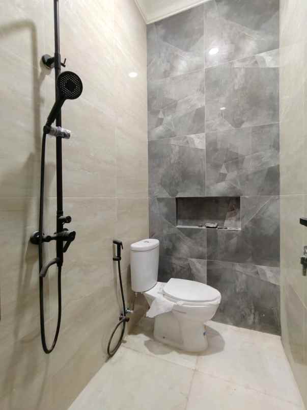 rumah baru modern klasik di ciracas jaktim