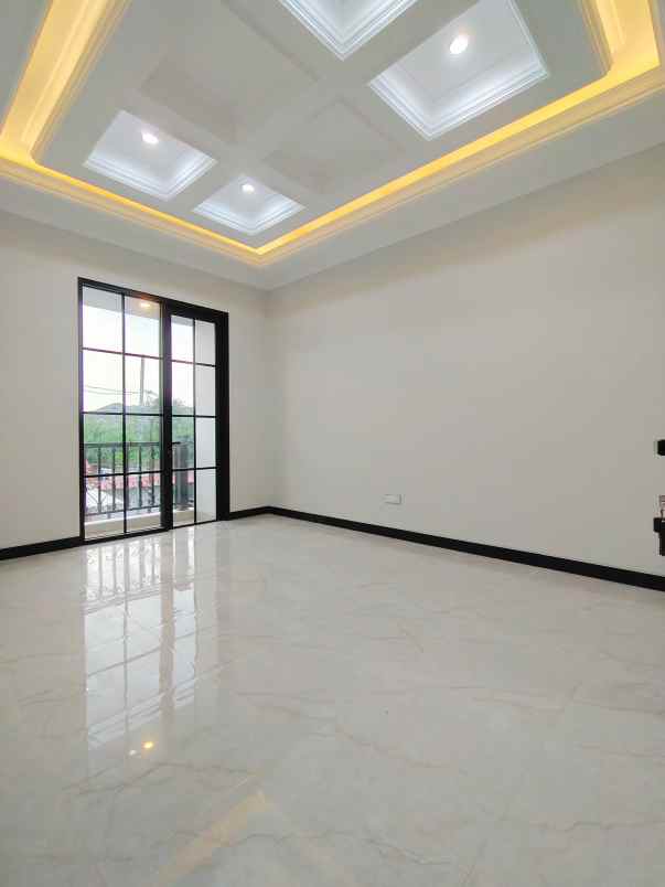 rumah baru modern klasik di ciracas jaktim