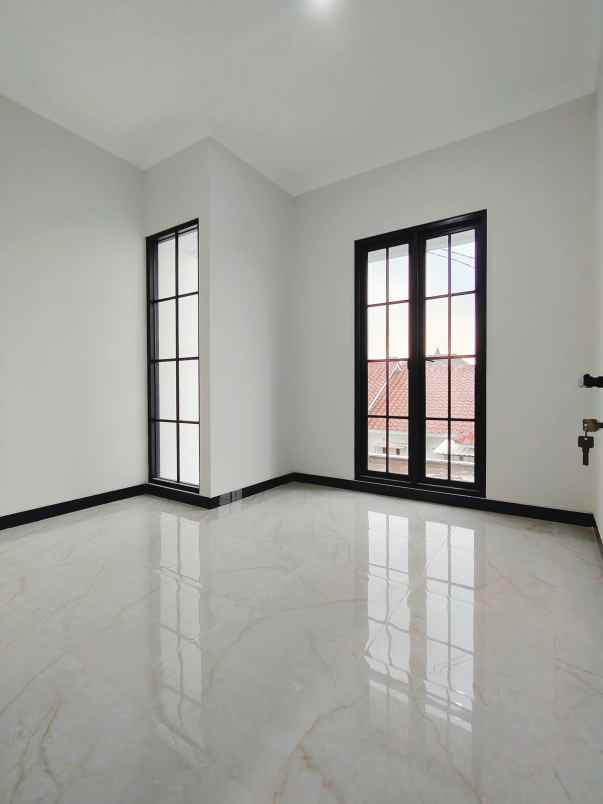 rumah baru modern klasik di ciracas jaktim