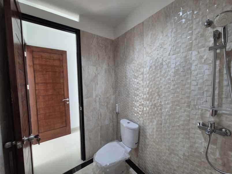 rumah baru modern minimalis dalam komplek siap huni