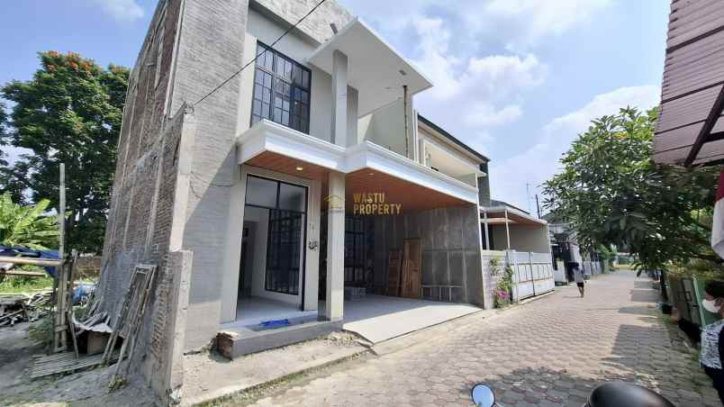 rumah cantik 2 lantai di perumahan jakal dekat palagan